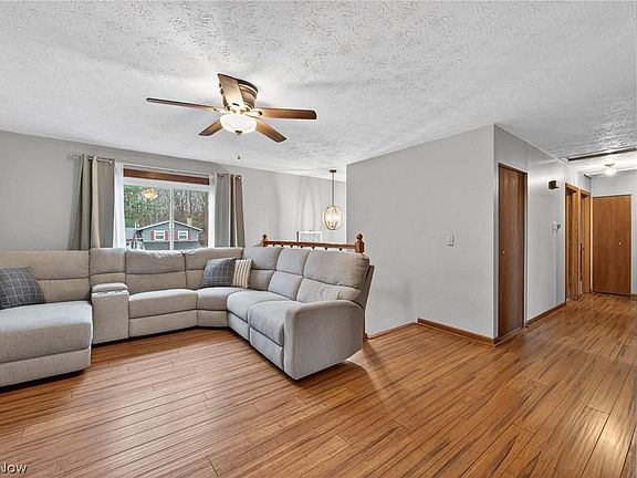 3rd image of 412 Stonewood St