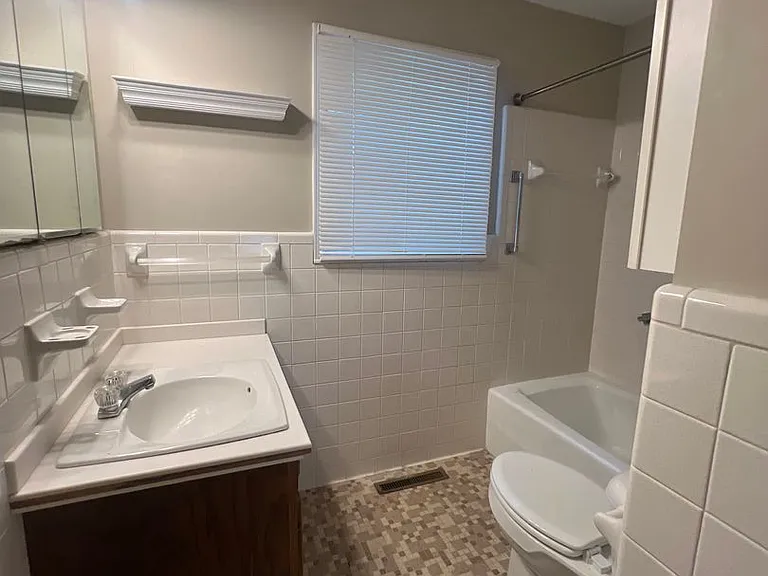 213 E Buford St — Photo 17
