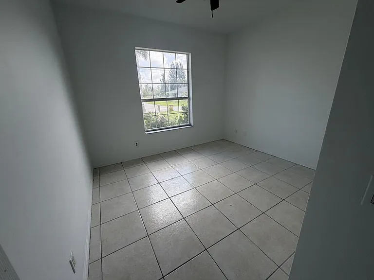 1400 SW 31st Ter — Photo 9