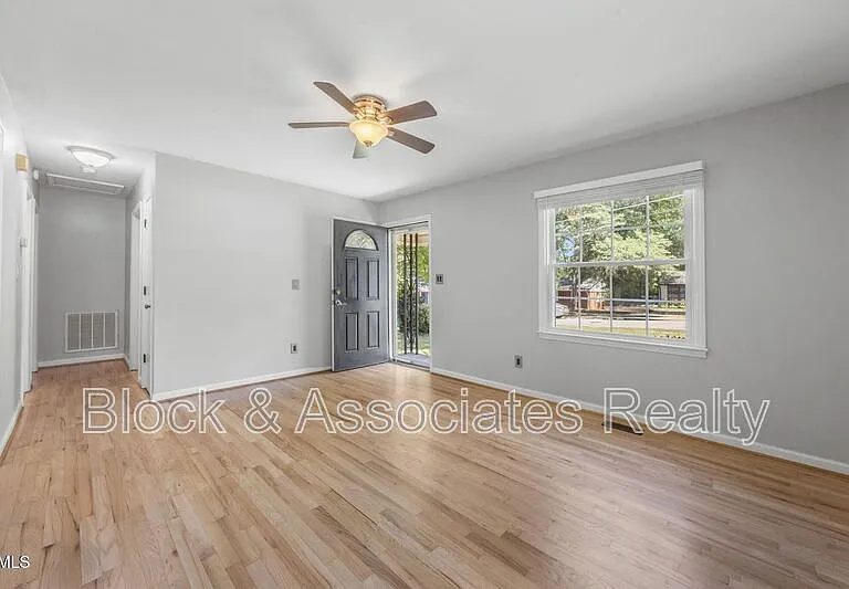 427 W Park St — Photo 11