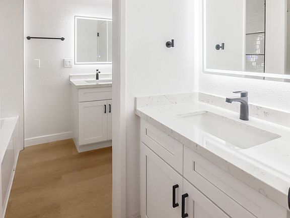 5th image of 13920 Sayre St #6