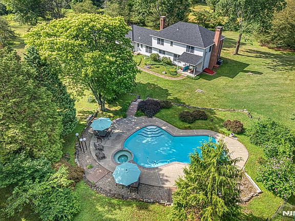 5th image of 208 Willows Rd