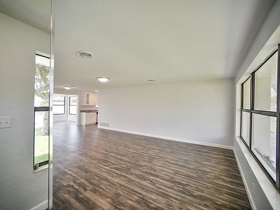 3rd image of 112 Golfview Ln