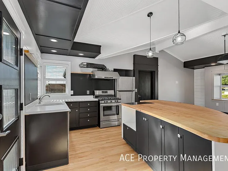 902 Dilger Ave — Photo 4