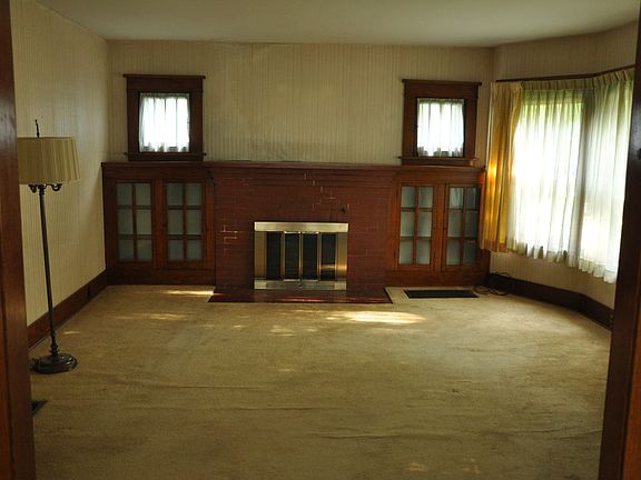 Fireplace w/Built-ins