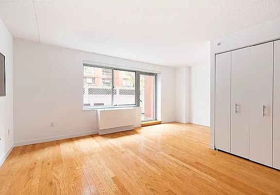 3rd image of 555 W 23rd St APT S3p