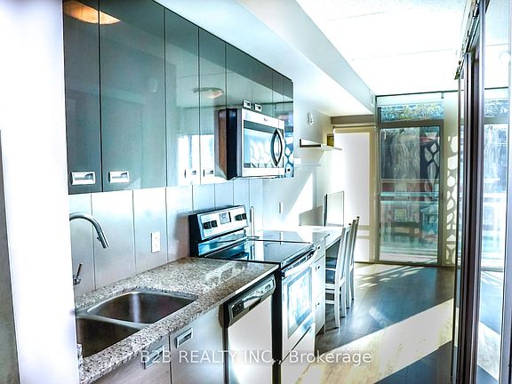2nd image of 250 Albert St #315