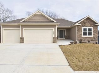 7405 NW Forest Lakes Dr, Parkville, MO 64152
