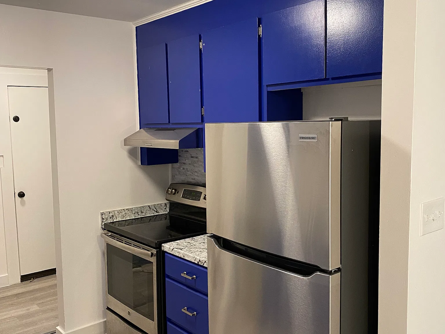 3 bed, 1050 sqft, $2,200 — Photo 2