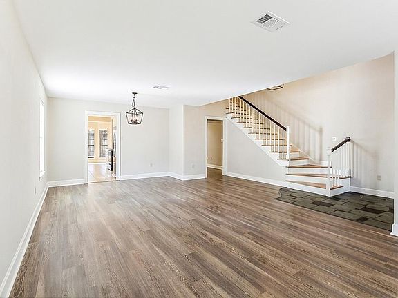 4th image of 214 Oak Dr