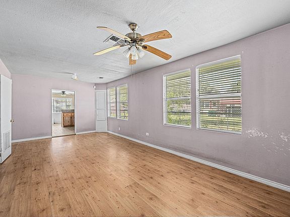 4th image of 105 Graham St