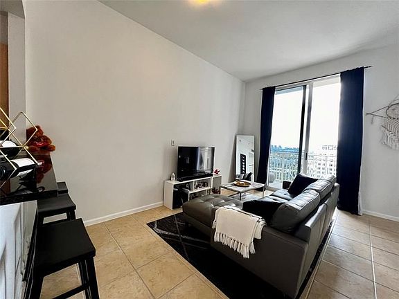 4th image of 511 SE 5th Ave APT 1918