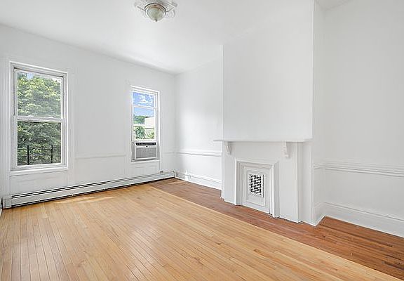 2nd image of 602 Bainbridge St #3