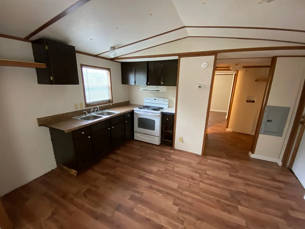 2 bed, 728 sqft, $900 — Photo 2