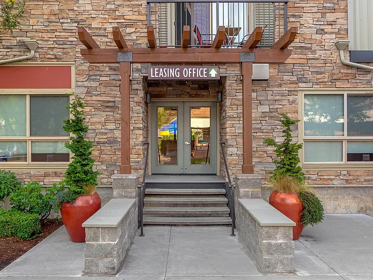 Delano — Photo 3