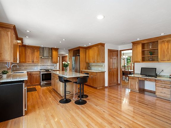 5th image of 23 Whitney Ave