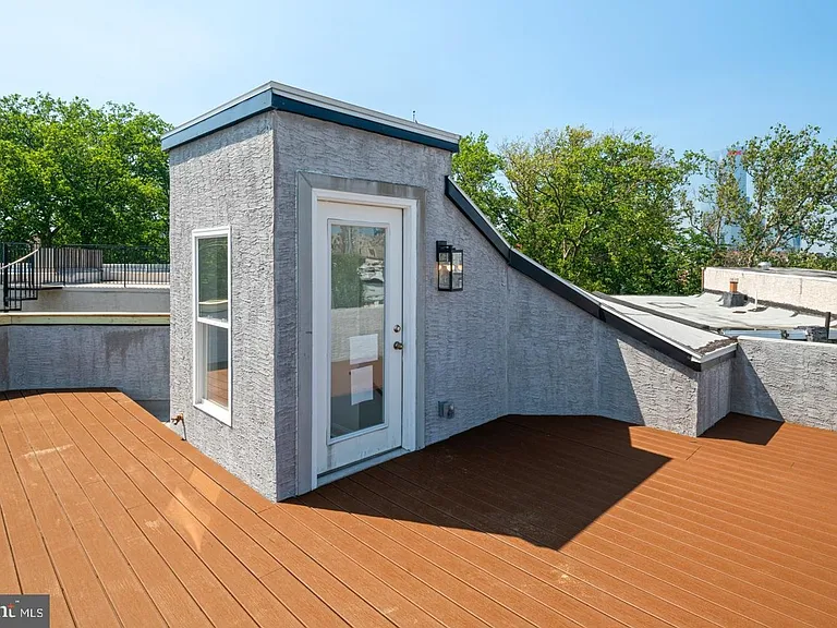 2409 Catharine St — Photo 32