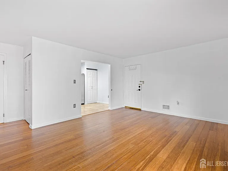 454 Northam Dr — Photo 5
