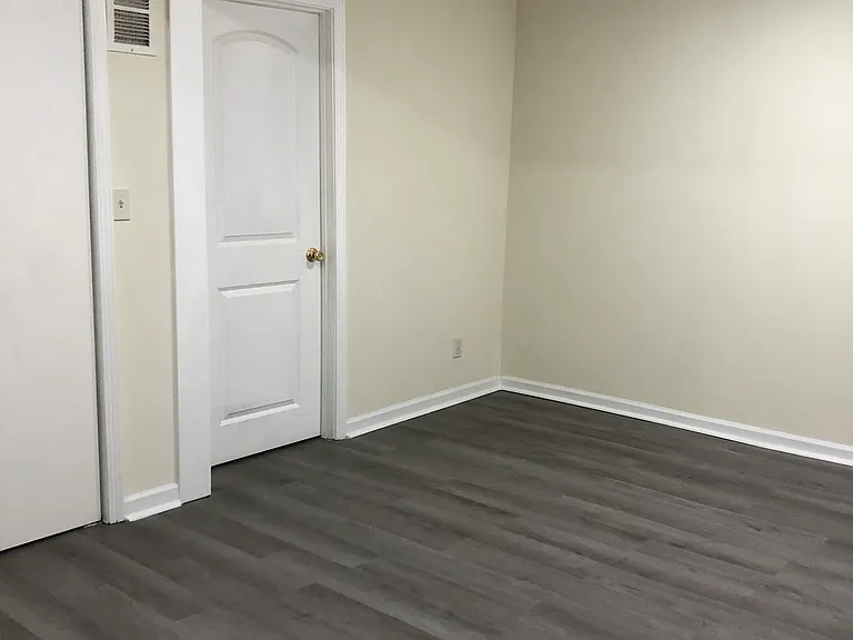 4710 N Elmwood Ave — Photo 2