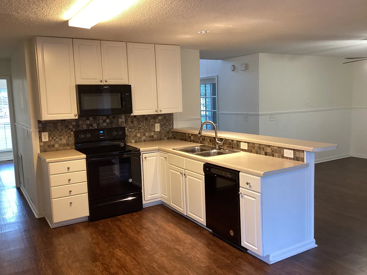 4 bed, 2.5 bath, 2177 sqft, $2,615 — Photo 2