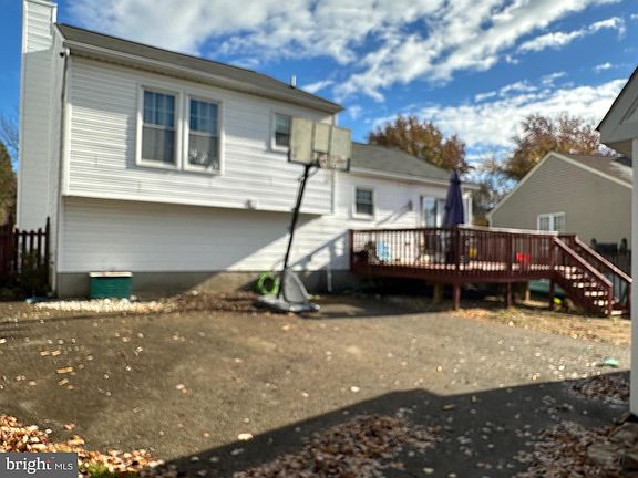 3rd image of 736 Sunnyfield Ln