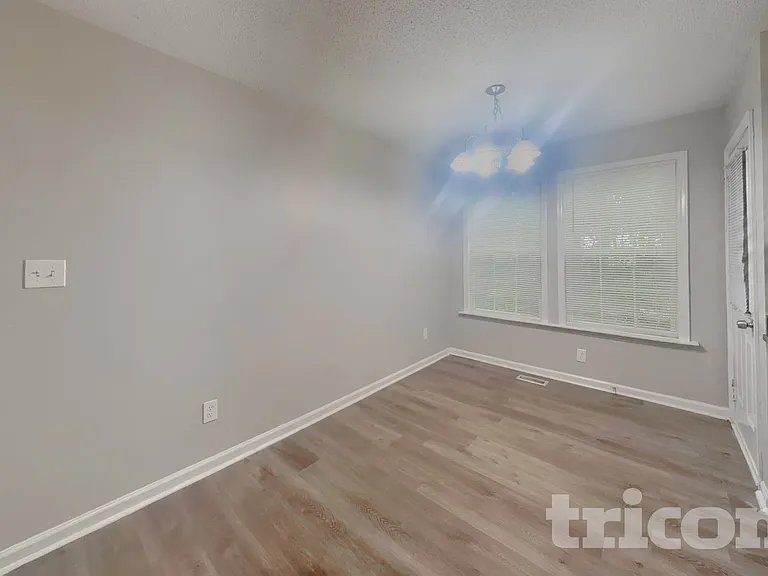 1322 Sasswood Ln — Photo 4