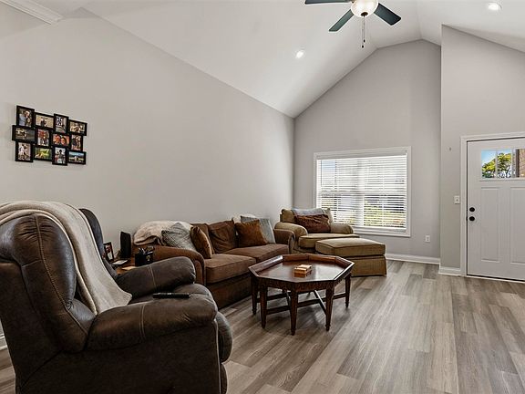 3rd image of 6480 Fortuna Ave