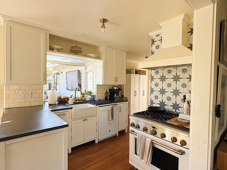 2431 Chapala St — Photo 10