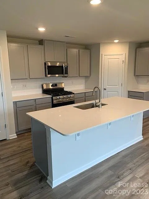 4 bed, 2.5 bath, 1956 sqft, $1,995 — Photo 4