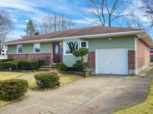 8 Cobb Ln, Commack, NY 11725