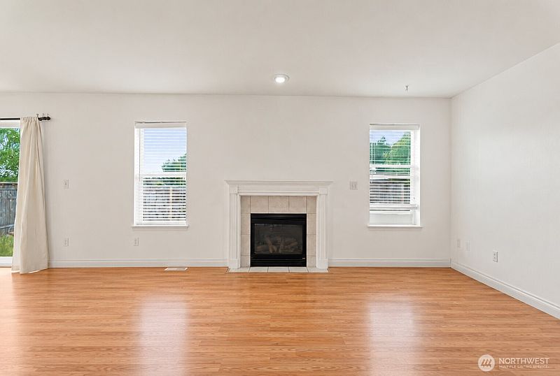 4th image of 3815 184th Street E