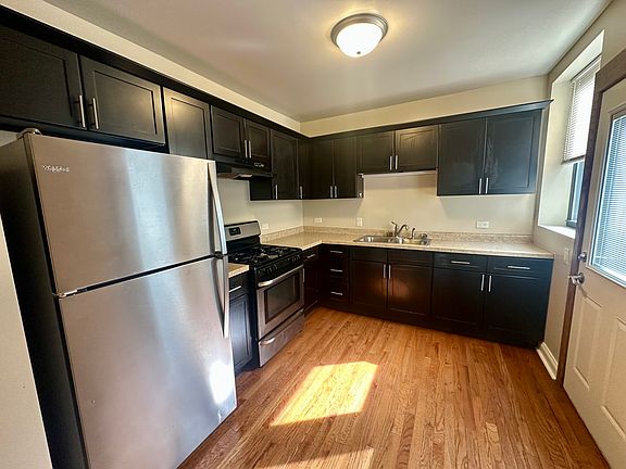 4th image of 2057 W Arthur Ave #3