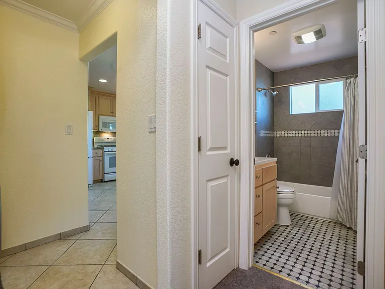 1621 Huron Ave — Photo 34