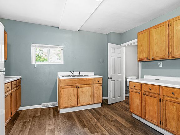 3rd image of 621 E 10th St #2