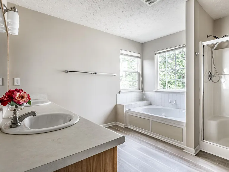 6765 Woodcliff Cir — Photo 24