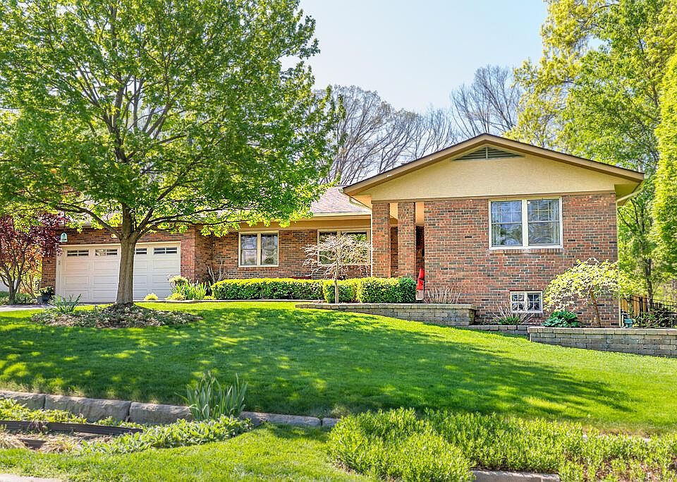 1st image of 445 Fairlawn Dr