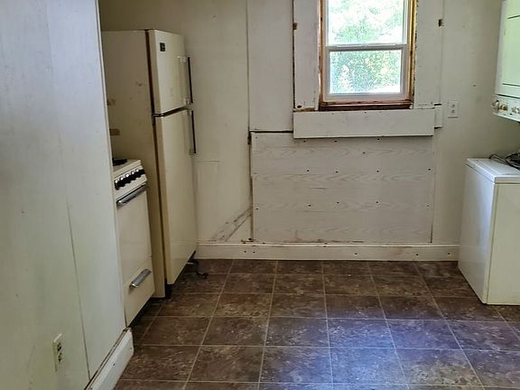 4th image of 521 Woodford Ave #C