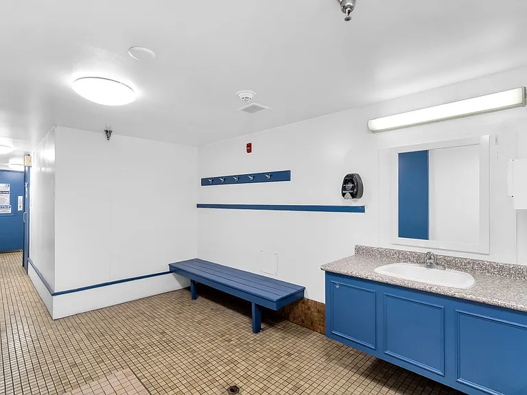 252 Gorge Rd E — Photo 18