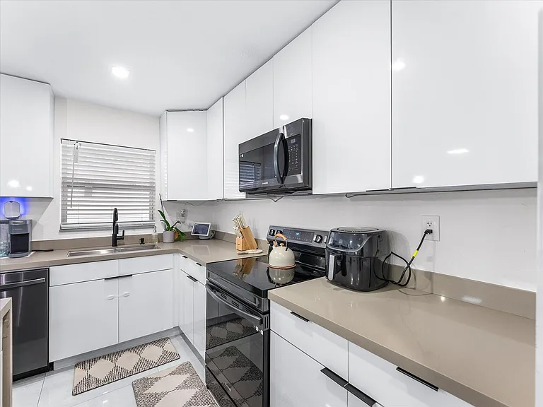 2848 NW 9th Pl — Photo 11