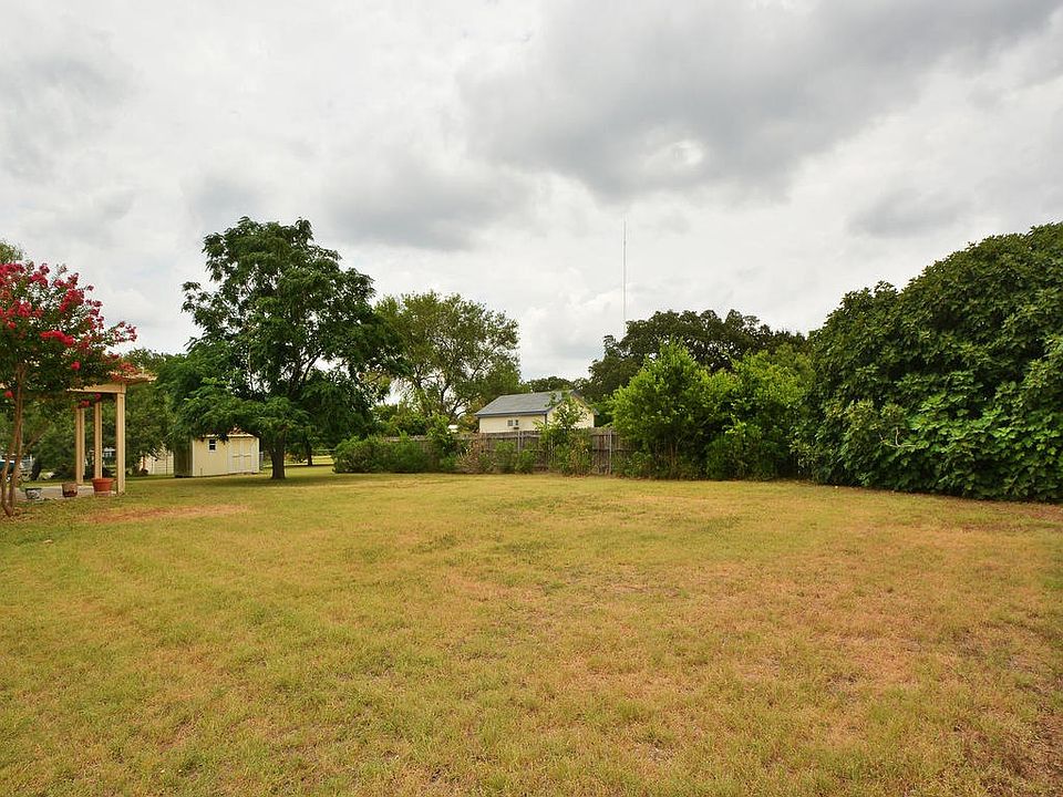 2nd image of 125 Pin Oak Dr
