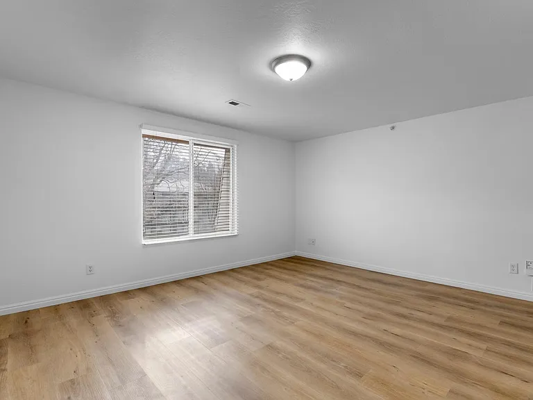 455 N 400 W #15 — Photo 2