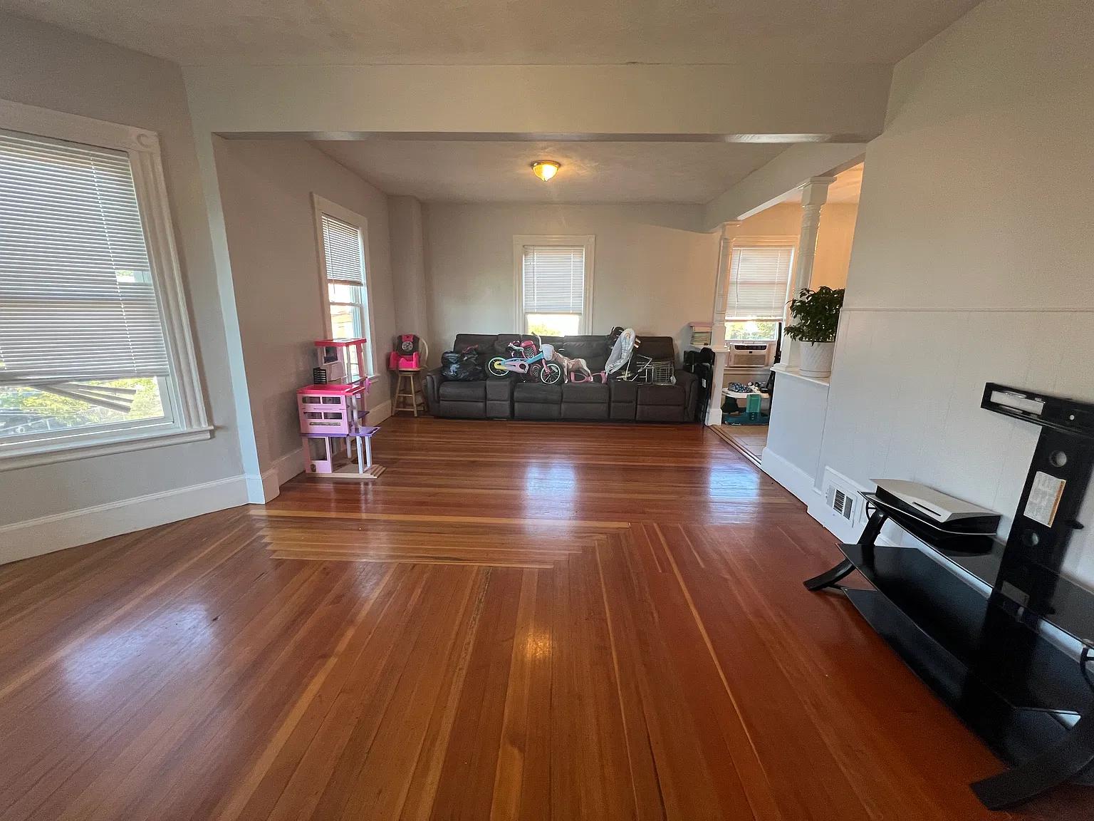 4 bed, 1.5 bath, 2000 sqft, $3,500 — Photo 3