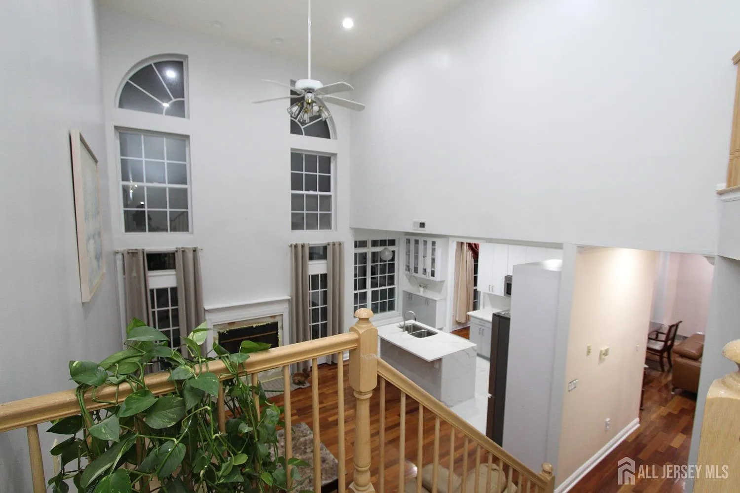 4 bed, 2.5 bath, 2262 sqft, $4,900 — Photo 1