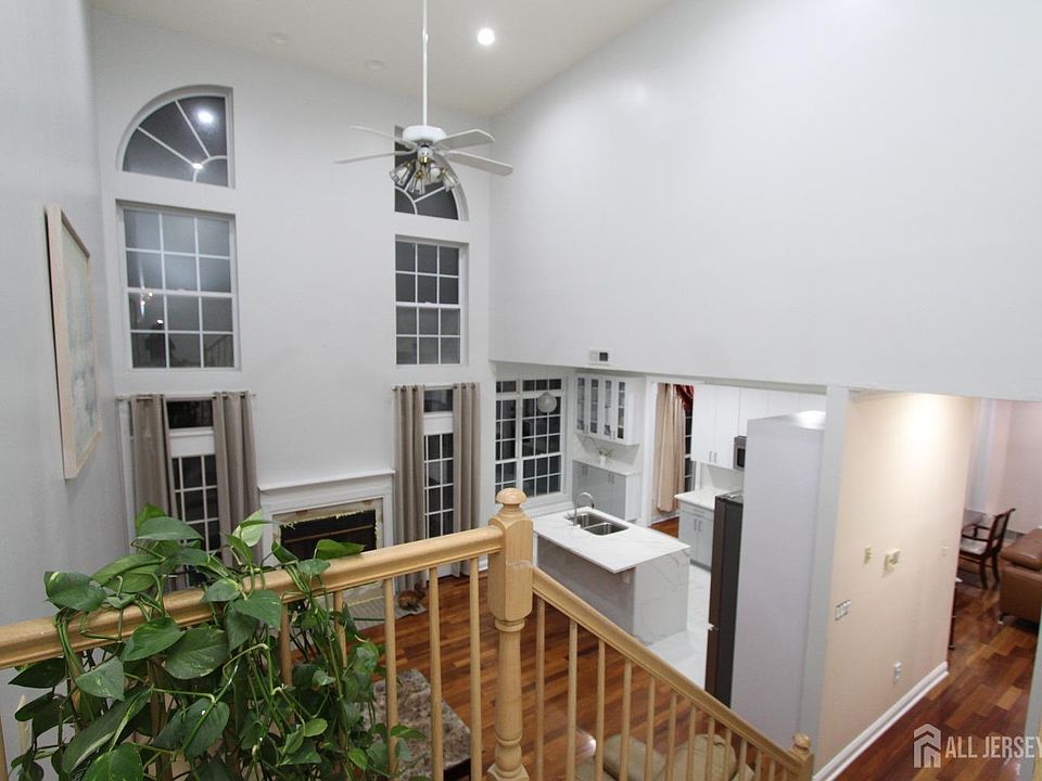 1st image of 90 Marion Dr