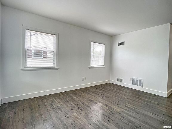 3rd image of 2216 N Michigan Ave