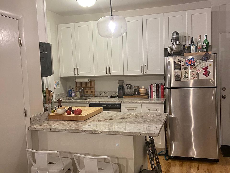 1st image of 1085 N Paulina St APT 3R