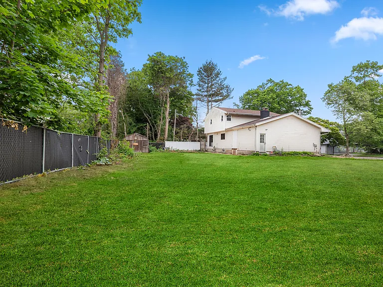 25 Adrienne Ln — Photo 18