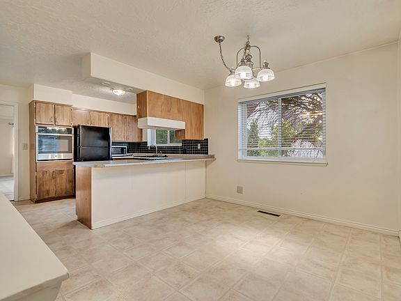 Lots of space for your dining room table