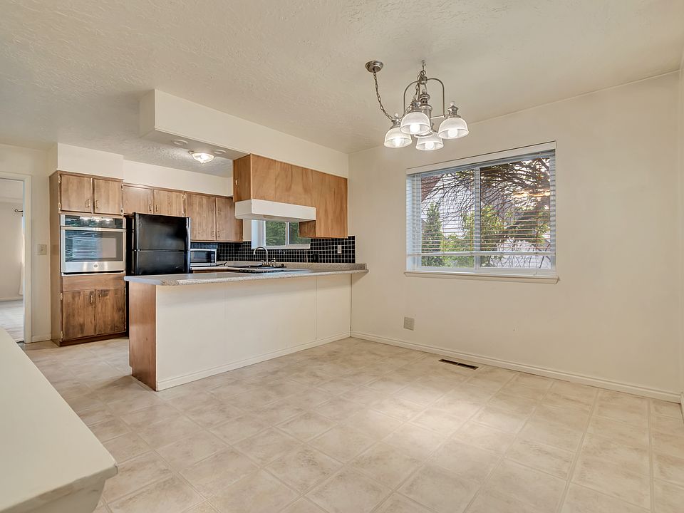 Lots of space for your dining room table
