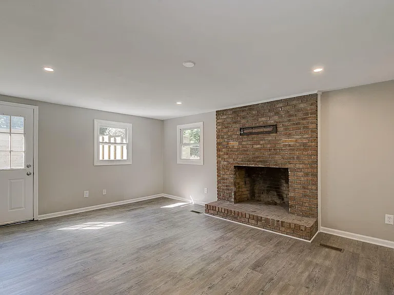 907 Green Meadow Dr — Photo 11